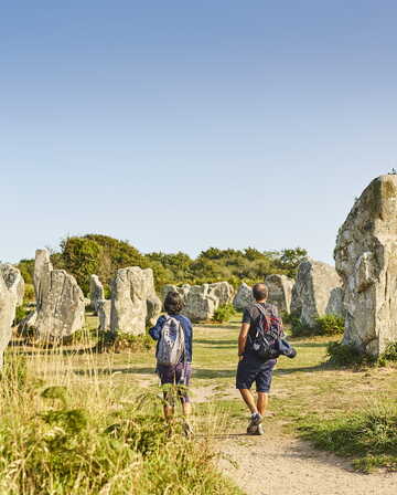 Randonneurs menhirs Erdeven