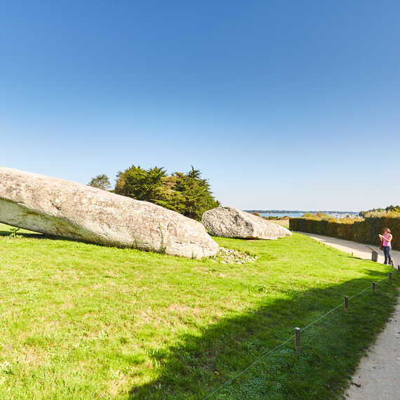 Site des mégalithes de Locmariaquer pour y découvrir le grand menhir brisé, la table des marchands et le tumulus d'Er Grah 