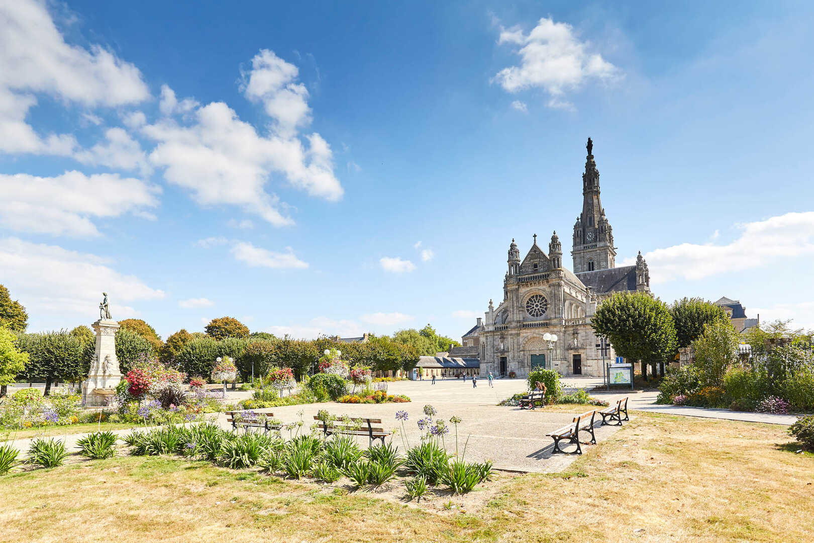 SainteAnne d'Auray, capital espiritual de Bretaña Office de SainteAnne d'Auray, capital espiritual de Bretaña Office de