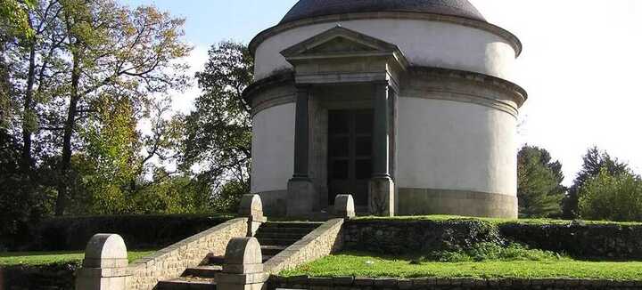 Le Mausolée de Cadoudal et la Chapelle saint-Cado Le Mausolée de Cadoudal et la Chapelle saint-Cado