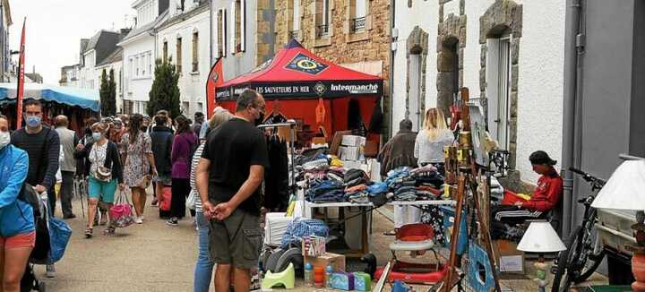 Grand déballage dans les rues d'Etel