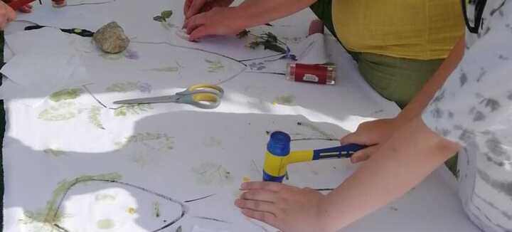 Atelier ENFANTS "empreintes végétales sur tissu" Atelier ENFANTS "empreintes végétales sur tissu"