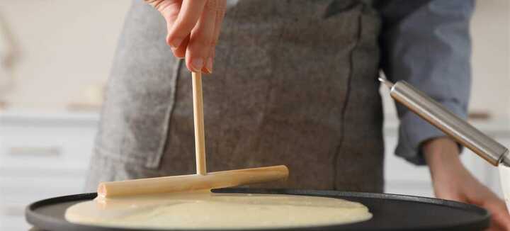 Tournez des crêpes sucrées et salées et confectionnez un caramel au beurre salé