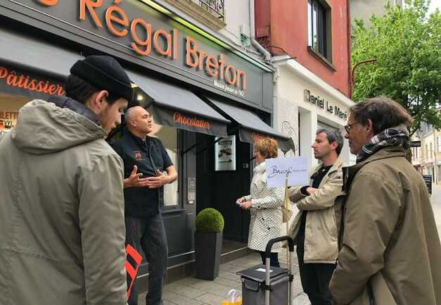 Un-moment-dechange-lors-du-Food-Tour-dAuray