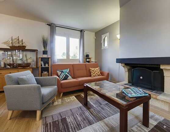 Canapé 3 places couleur brique et fauteuil gris