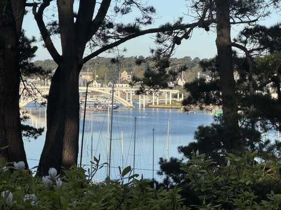 vue de la façade sur la mer et la trinité sur mer