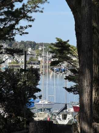 vue du jardin face a la trinité sur mer