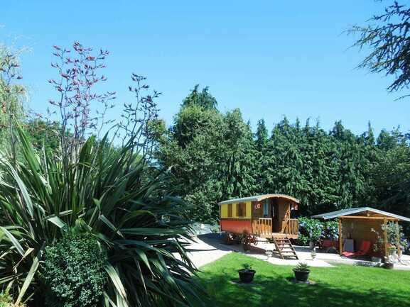 Installées sur un jardin paysagé.