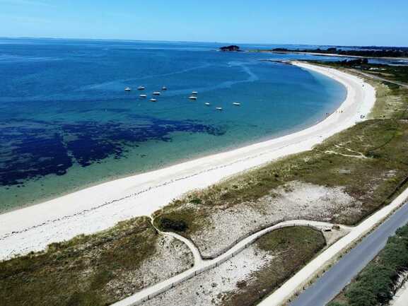 plage-falaise-locmariaquer