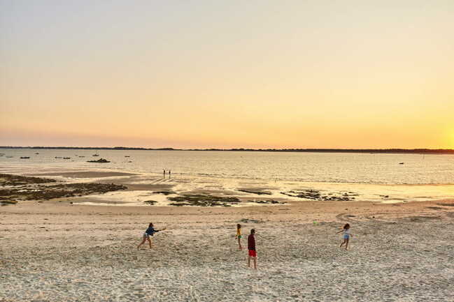 Famille sur la plage de Saint-Colomban à Carnac