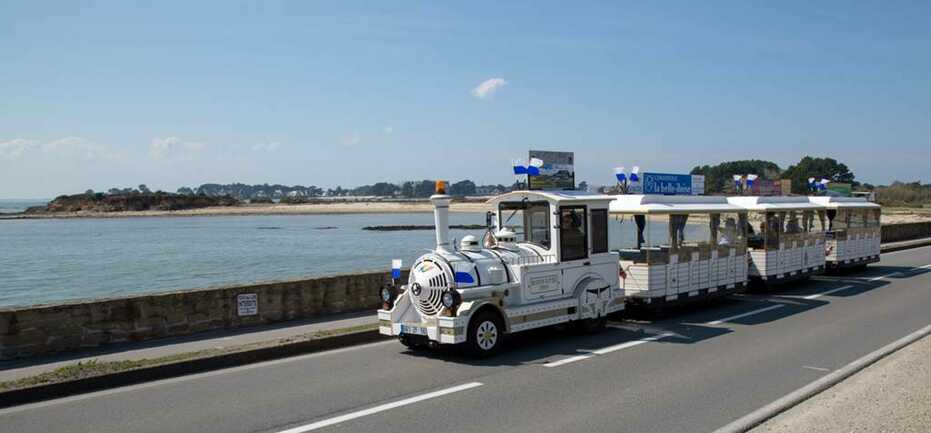 Petit-train-touristique-Carnac-Morbihan-Bretagne-Sud