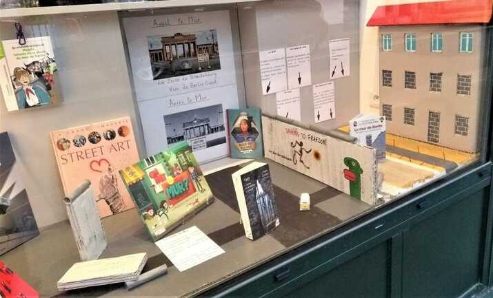 carnac+-+p'tit+monde+zabelle+-+vitrine+mur+berlin