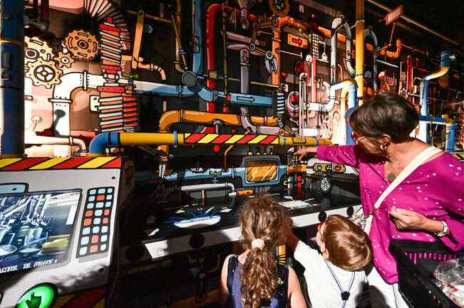 22-10 Mamie et petits enfants salle des machines parcours ludique et gourmand - CBZ © Loïc KERSUZAN-Morbihan Tourisme