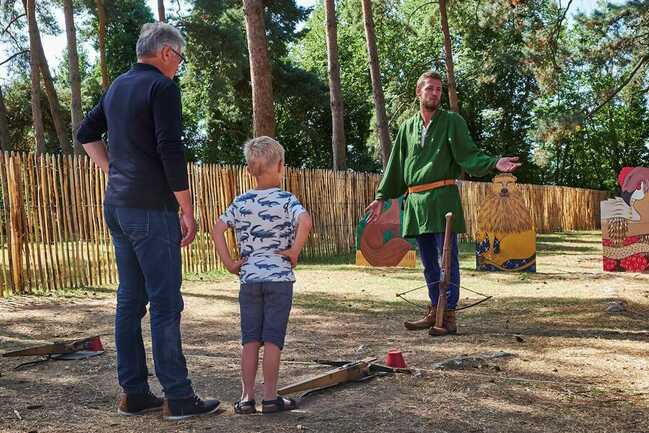 Arbalétrier du Domaine de Suscinio explique son art au public