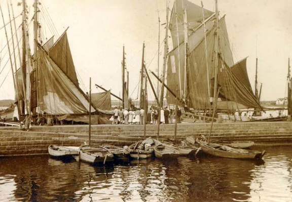 93_tel_quelque chose en nous de poésie_chaloupes sardinières et dundes dans la port d'Étel dans l'entre deux guerres_6166