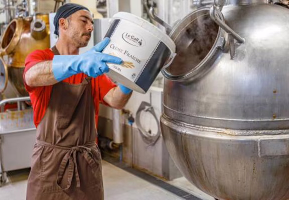 Incorporation-de-la-crème-fraîche-dans-le-cuiseur