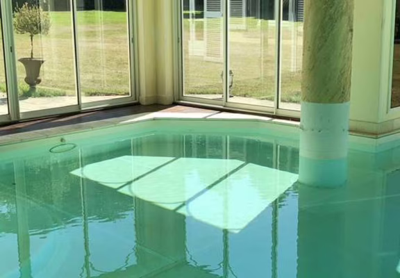 Piscine chauffée vue sur le parc