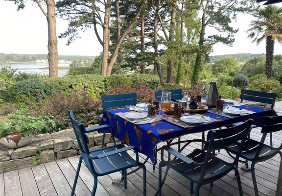 table du petit déjeuner exterieur