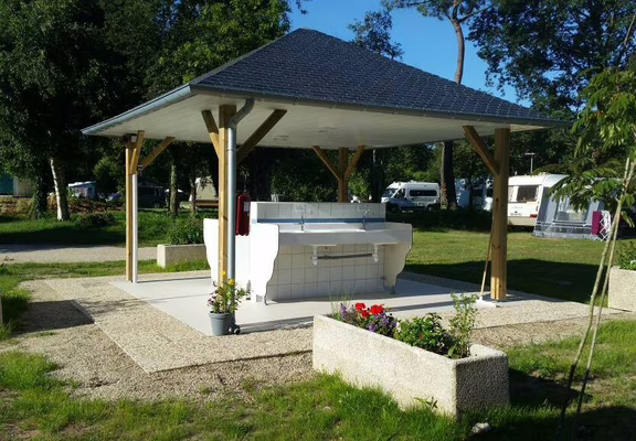 Belz Camping Naturiste CNBS la Pinède Bloc Eviers