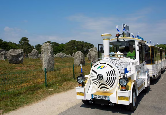 Petit-train-touristique-Carnac-Morbihan-Bretagne-Sud