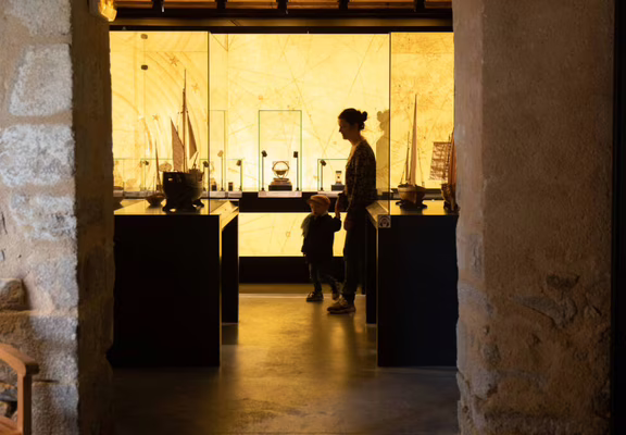 Port-Louis_MnM_collections(c)