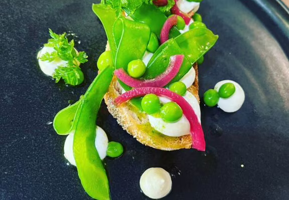 La belle Epoque - Tartine fromage frais et pois gourmand